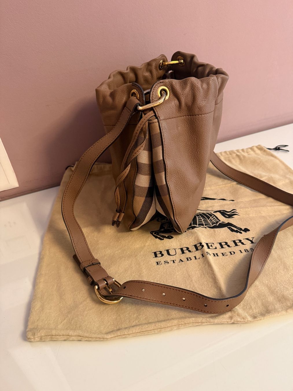 Burberry Taschen für Damen: Burberry Ledertasche – Gebraucht aus Horgen von Pezi8810 1