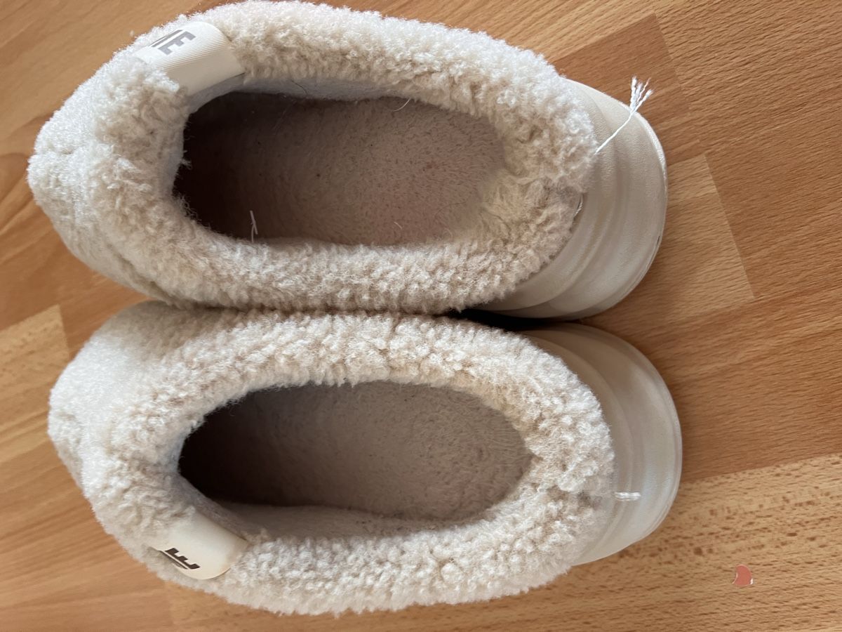 Scarpe da donna: Hausschuhe Teddyfutter Creme Groesse 40-41 – Usato da Olten venduto da Sonjason 1