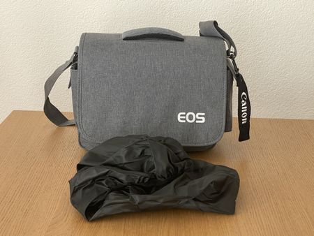 Kameratasche Canon EOS mit Schultergurt und Regenschutz