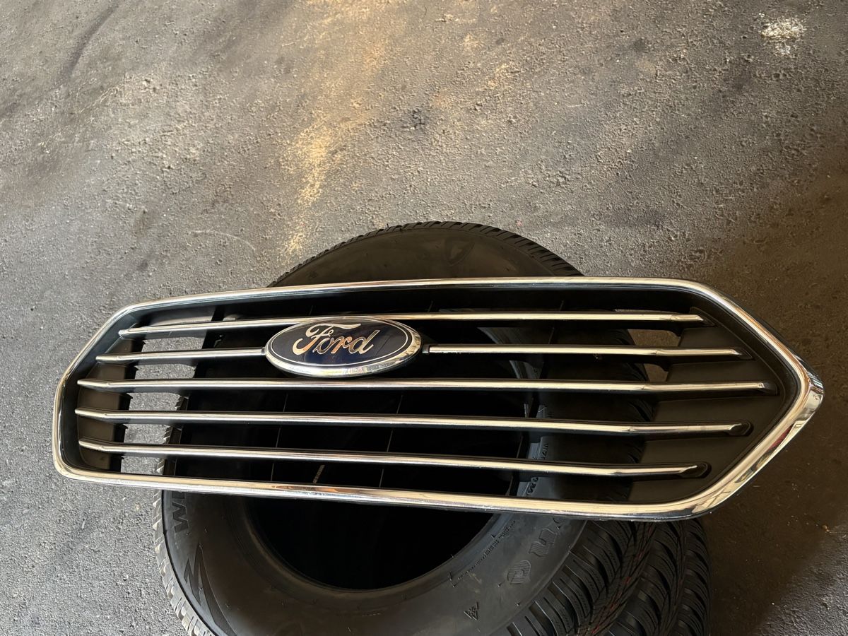 Ford Tutti pezzi di ricambio auto: Frontgrill FORD TOURNEO CUSTOM – Usato da Rebstein venduto da lave 4