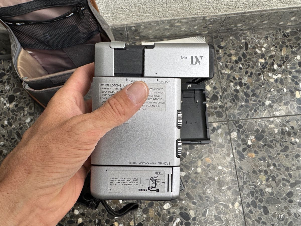Camcorder: JVC GR-DV1 Camcoder – Defekt aus Bern von A.W.S.R