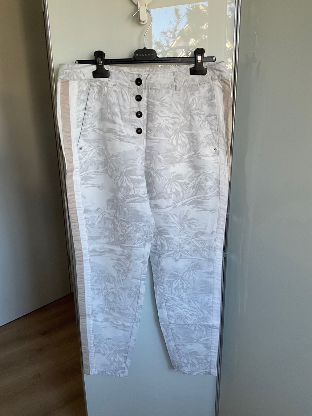 Marc Cain Pantaloni: Marc Cain Hose Weiss/Hellgrau Gr. N4 / 40 – Usato da Wädenswil venduto da Vuki 1