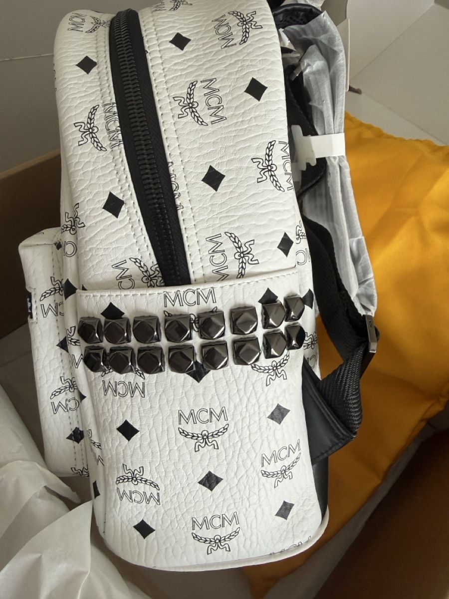 Mcm Zaini: MCM RUCKSACK SIGNATURE WEISS  SIDESTUDS – Nuovo e nell'imballaggio originale da Wohlen AG venduto da rol_8r5l 1