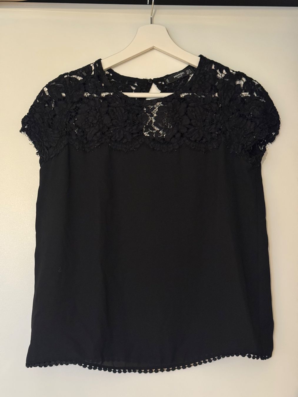 Mango Camicette: Schwarzes Spitzen-Top von MANGO, Grösse S – Usato da Steinhausen venduto da sar_ph7q