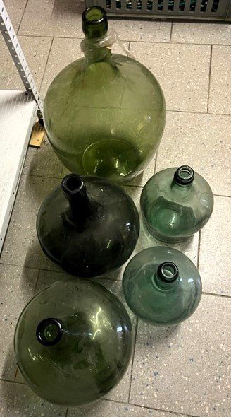 Bottiglie: Antike Korbflaschen Total 4 Stück – Usato da Häusernmoos venduto da Koi-Gartenteich 1