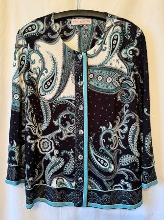 Dunkles Twinset mit Paisleymuster (Piero Moretti)
