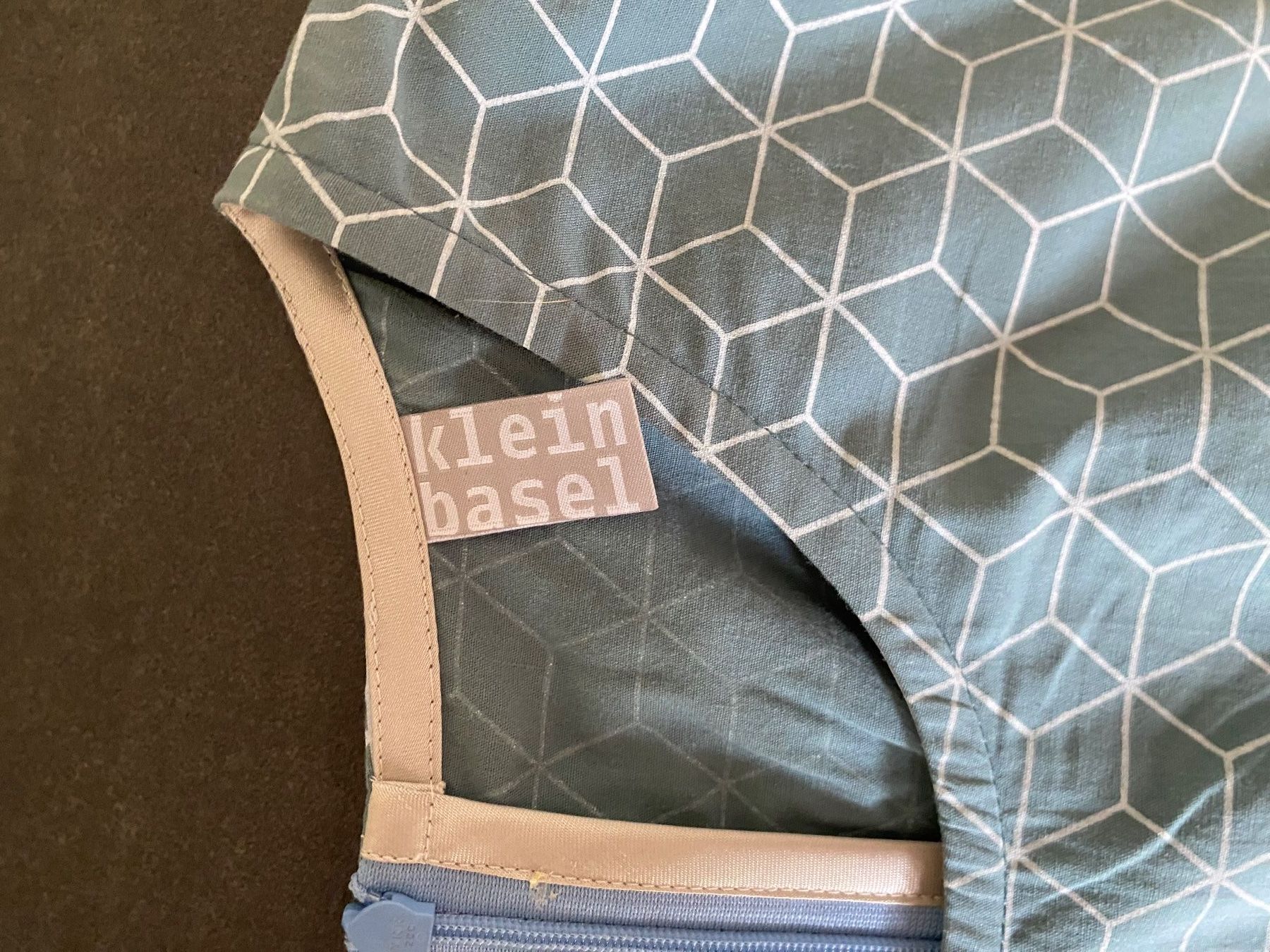 Kleinbasel Vestiti: Kleid gemustert blau mit Gürtel Groesse 38 Neu – Usato da Oberriet SG venduto da Schwalbenstein 3