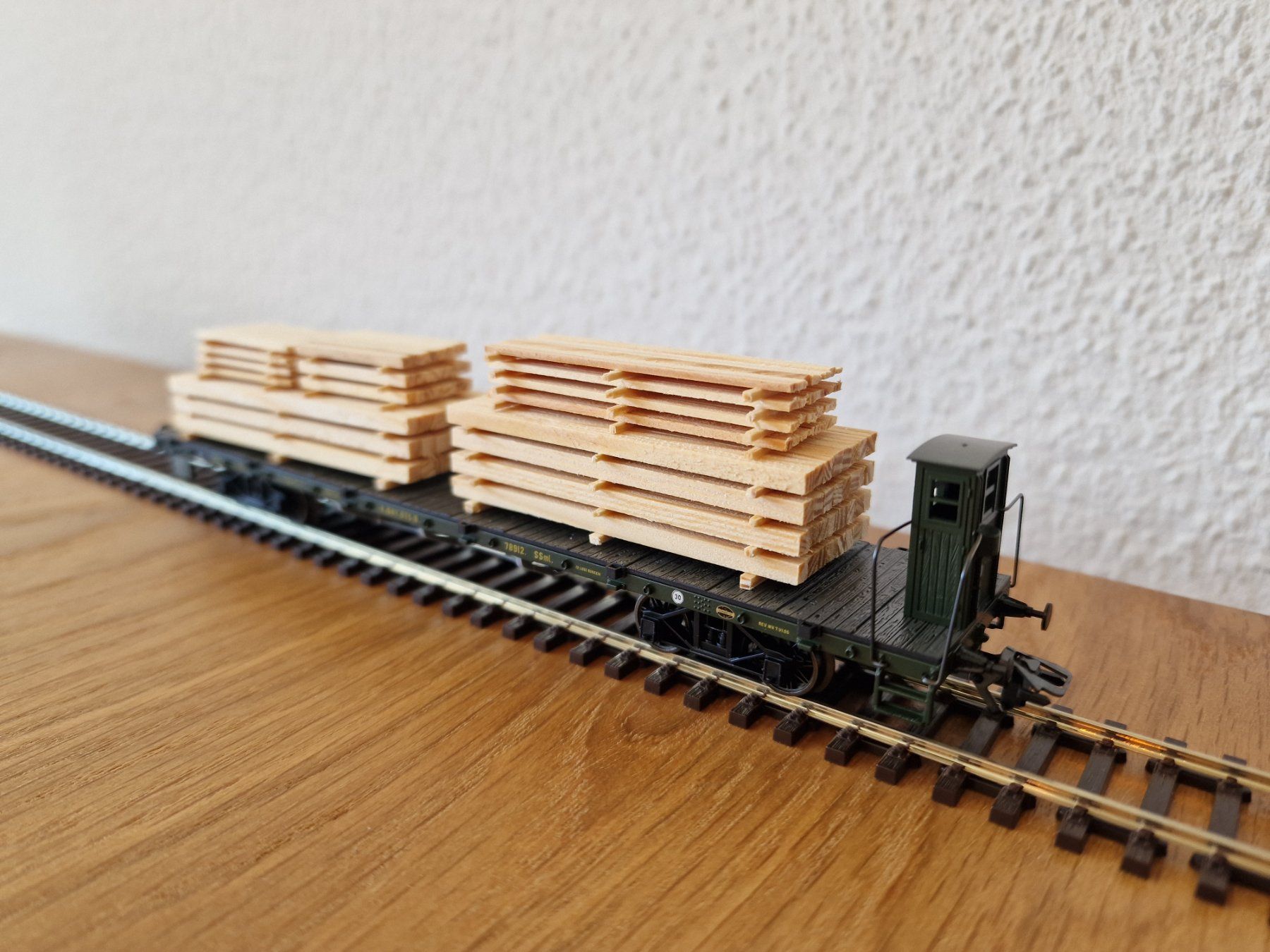 Märklin Modellini di ferrovie: Flachwagen beladen mit Holz H0 – Usato da Matten b. Interlaken venduto da lor_hr9w 2