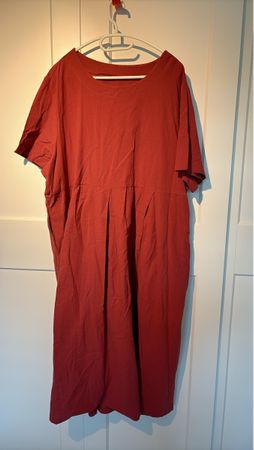 Schönes rotes Kleid Grösse 4xlPerfekt für den Sommer!