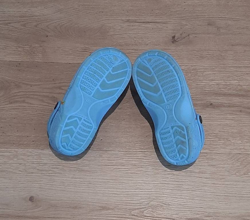 Scarpe per ragazzi: Clog hellblau mit Planetenbilder Gr. 32 – Usato da Bütschwil venduto da enzian008 1