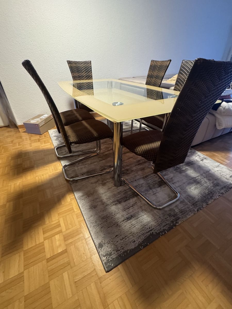 Tavoli: Esstisch mit 6 Stühlen, Glasplatte, Modern – Usato da Thalwil venduto da Conradi 1