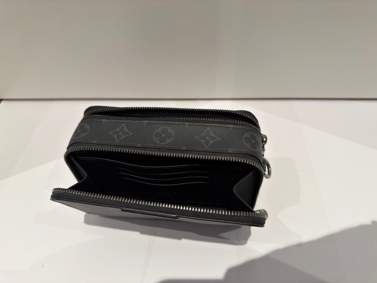 Louis Vuitton Portefeuilles: Louis Vuitton, Alpha Wearable Wallet NM (Eclipse Monogram) – Neuf (Voir description) à Richterswil par jam_rwv8 3
