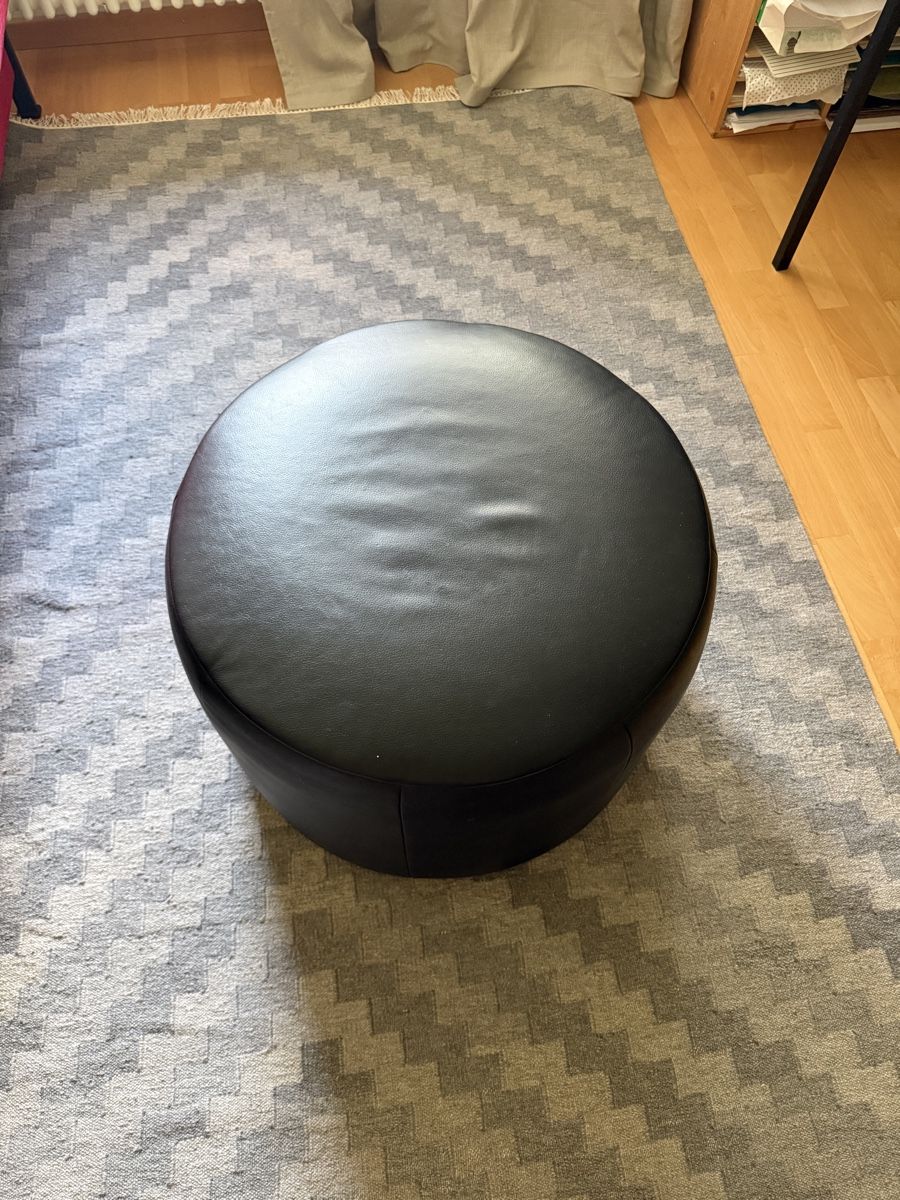 Hocker: Schwarzer runder Pouf / Hocker / Sitzhocker / Ottomane – Gebraucht aus Zürich von minal 1