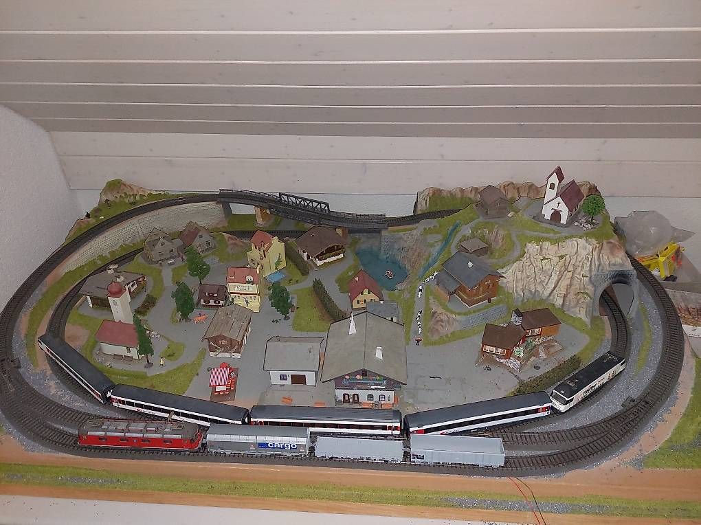 Modelleisenbahnen: Schöne Modelleisenbahnanlage komplett – Gebraucht aus Aarburg von Doni83