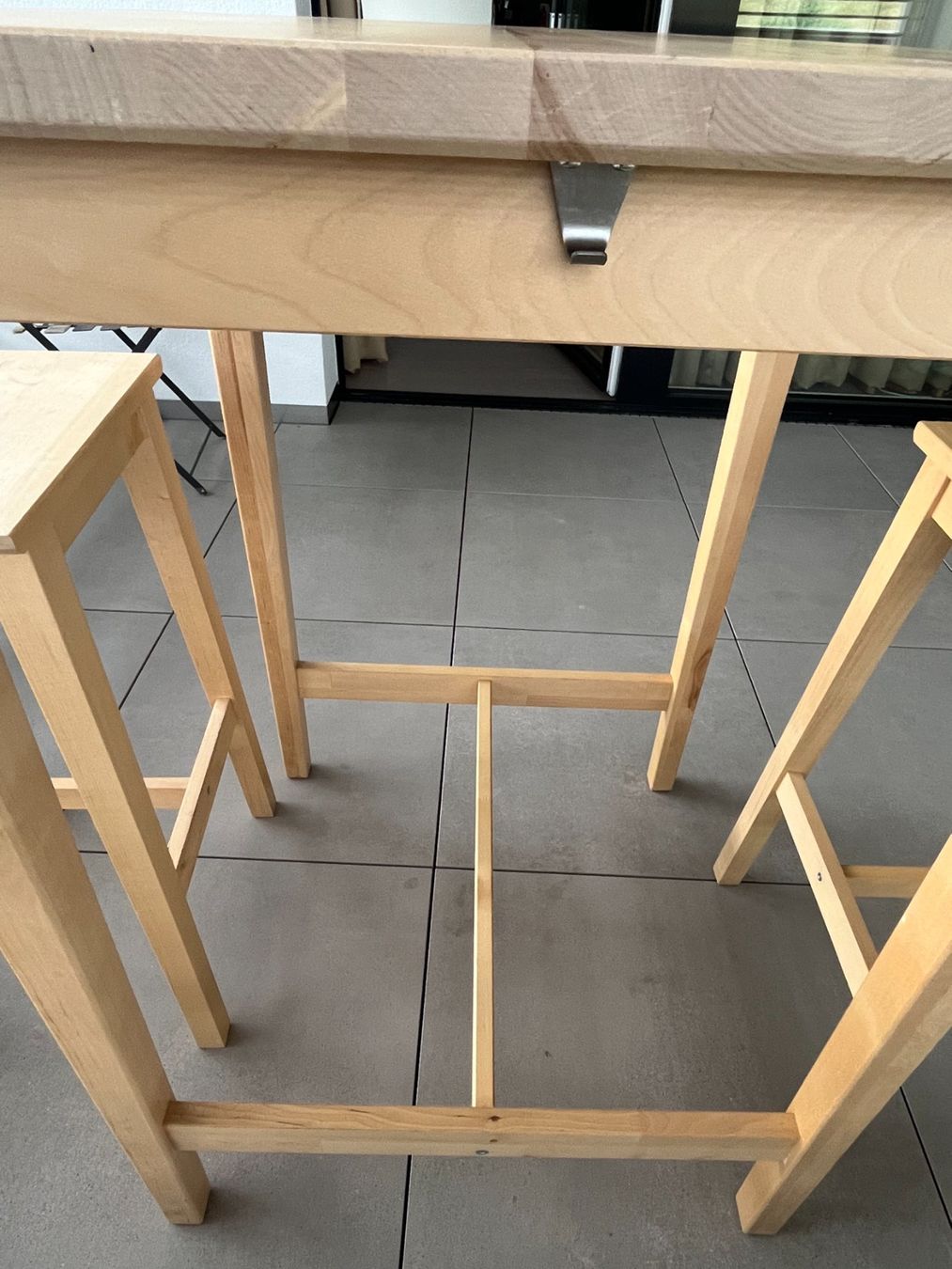 Set de table et chaises: Bartisch (Hochtisch) mit 2 Hockern – D'occasion à Dietlikon par ZWE59 4