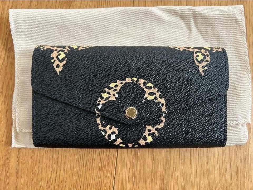Louis Vuitton Portemonnaie: Louis Vuitton Sarah Jungle – Gebraucht aus Oberwil BL von Yara015