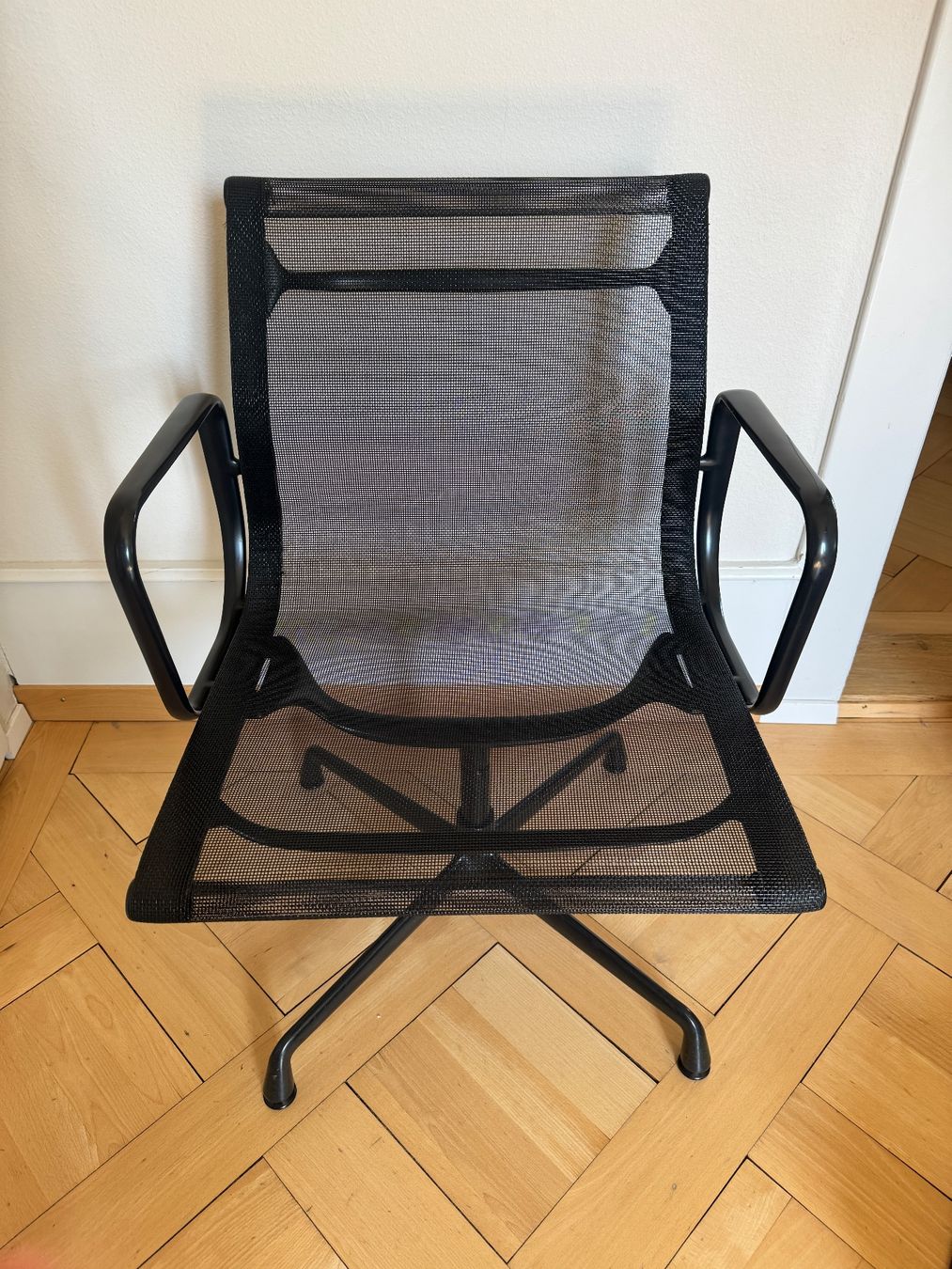 Vitra Stühle: Vitra EA103 Dine / Netz nero / Aluminium schwarz – Gebraucht aus Bern von Sonne26Mond 1