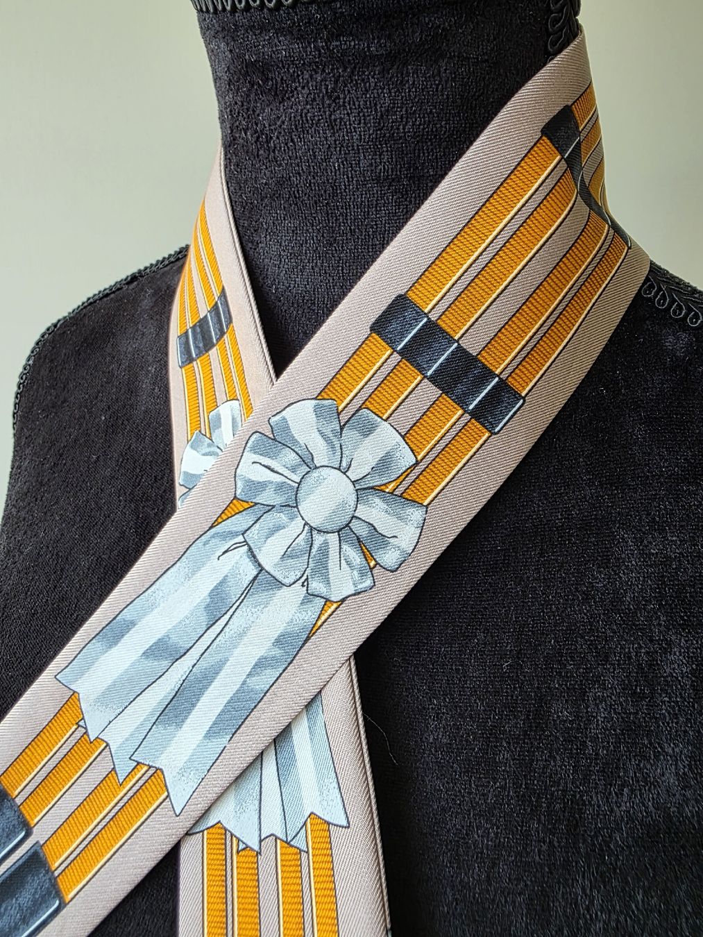 Hermès Foulards, Tücher & Schals: Hermès Twilly Seidentuch – 100% Seide – Gebraucht aus Zürich von LIMAR 5