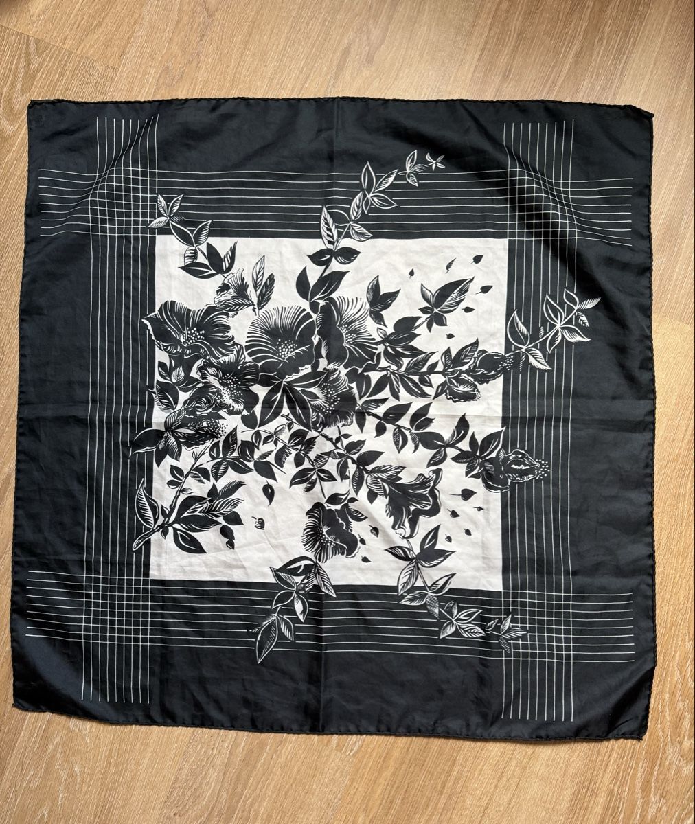 Foulard & Sciarpe: Foulard vintage noir/blanc fleurs  – Usato da Tavannes venduto da Thriftshop 1