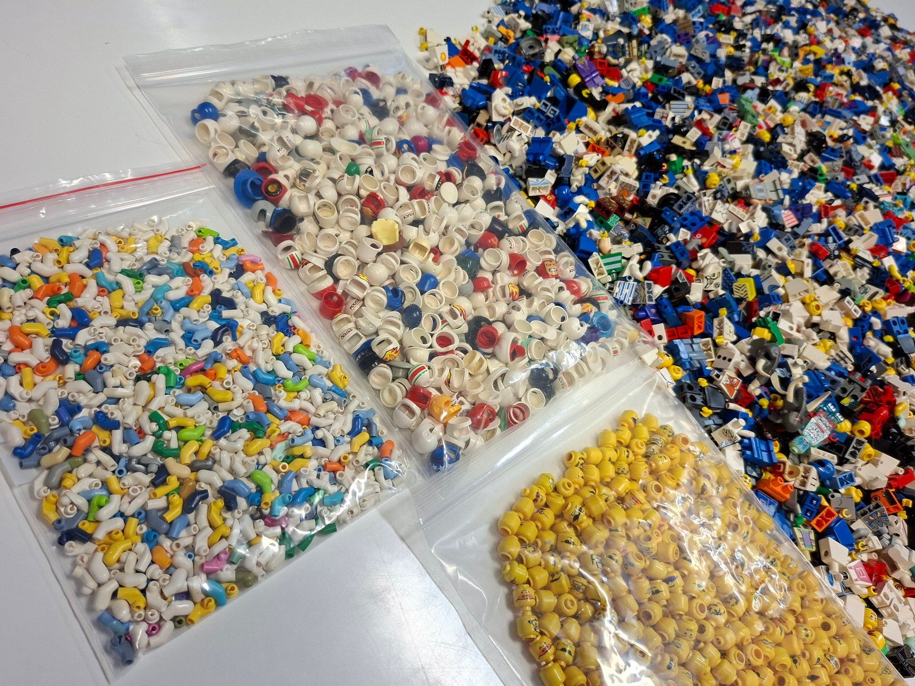 Lego Spielzeuge: Lego Minifiguren 7,7 kg – Gebraucht aus Sils im Domleschg von AMAG_AUDI_ZH 7