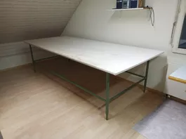 Grosser Arbeitstisch Metall, höhenverstellbar