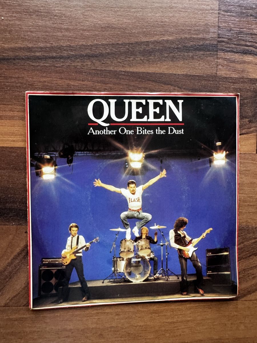 Schallplatten: Queen - Another One Bites The Dust - 7" Single - 80s – Gebraucht aus Rorbas von BlackstarRecords