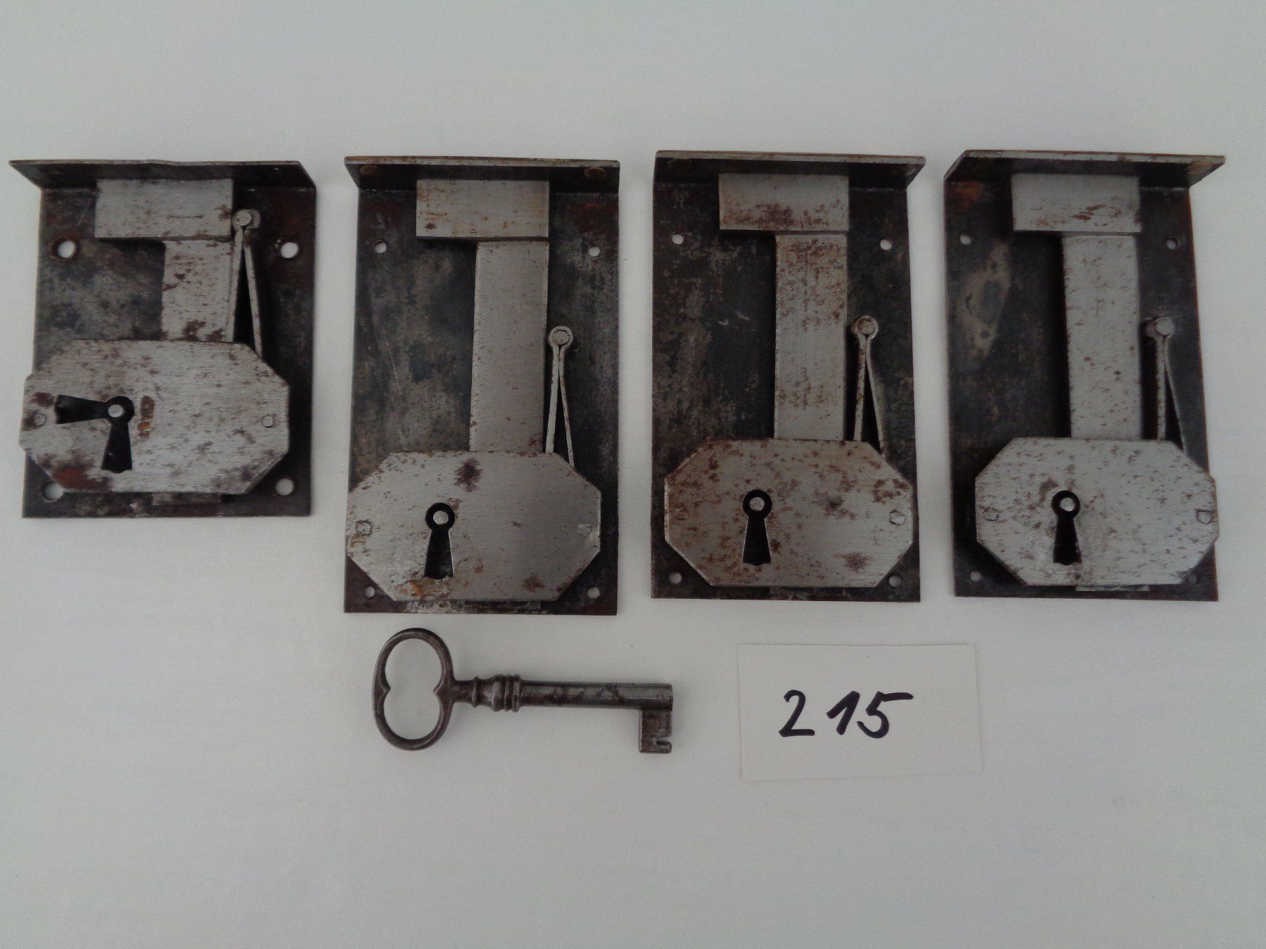 Eisenwaren: 4 alte Biedermeier Schrank-Schlösser – Gebraucht aus Chur von omonia