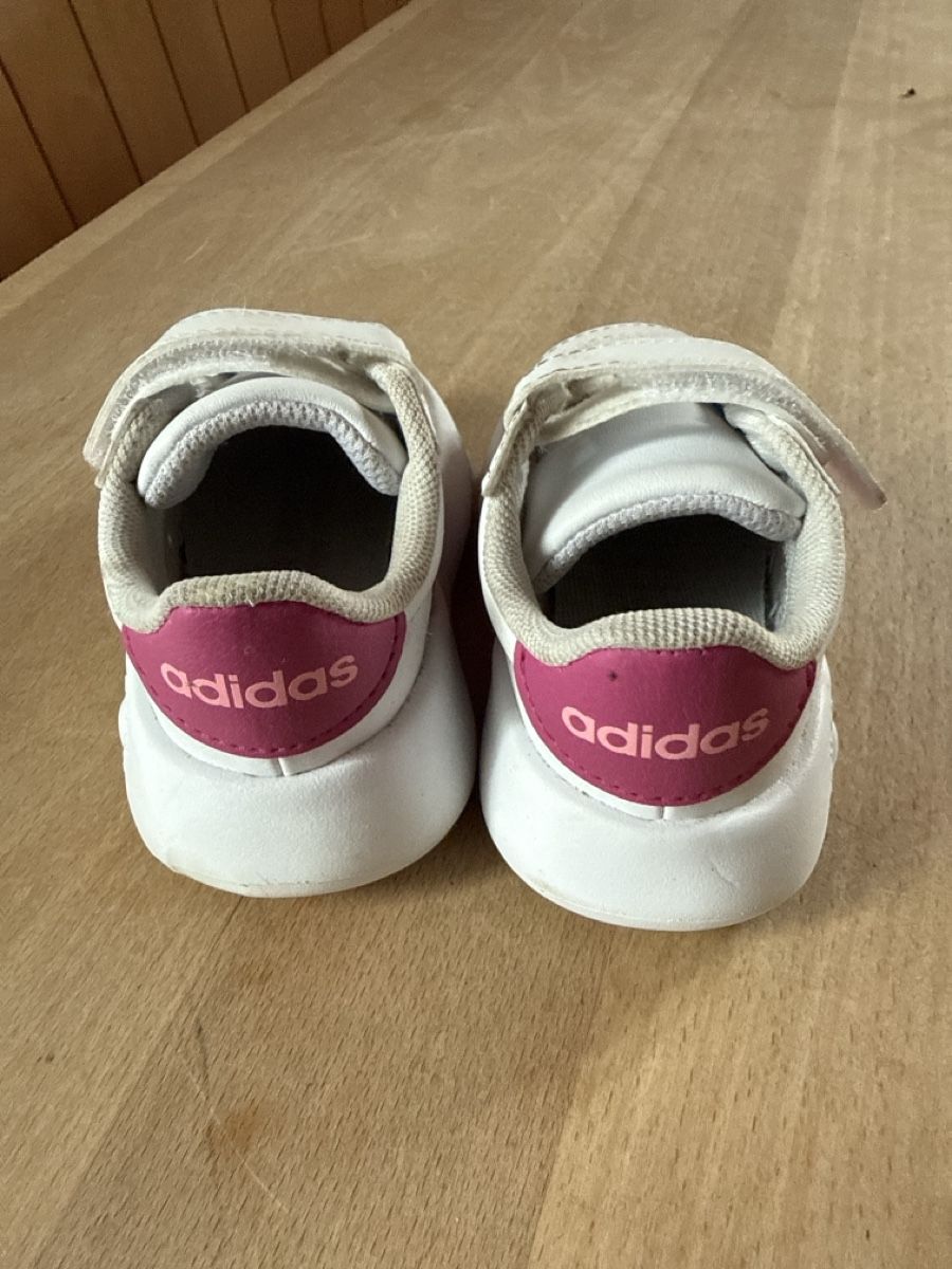 Adidas Chaussures garçon: Kinder Schuh Grösse 20 Adidas – D'occasion à Dettighofen (Lengwil) par Dolol 3