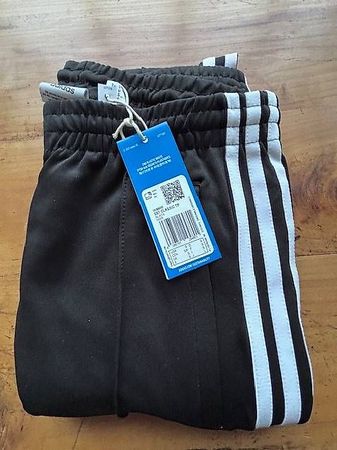 Neue Adidas Trainerhose, schwarz-weiss, Grösse 36