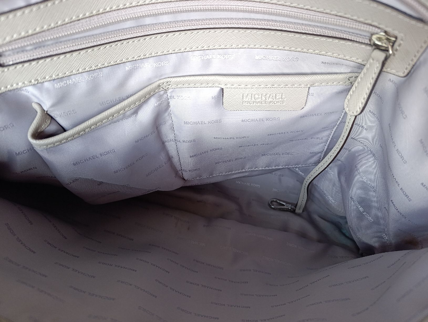 Michael Kors Borse da donna: Michael Kors Bag - Great Condition - Grey – Usato da Zermatt venduto da MrsMrRabbit 1