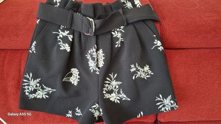 Short MAJE fleuri noir, taille 36 crêpe noir broderies