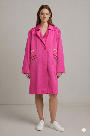 Pinker Blazer mit bunten gestreiften Taschen