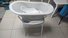 Babybadewanne mit Neugeborenensitz und Ständer
