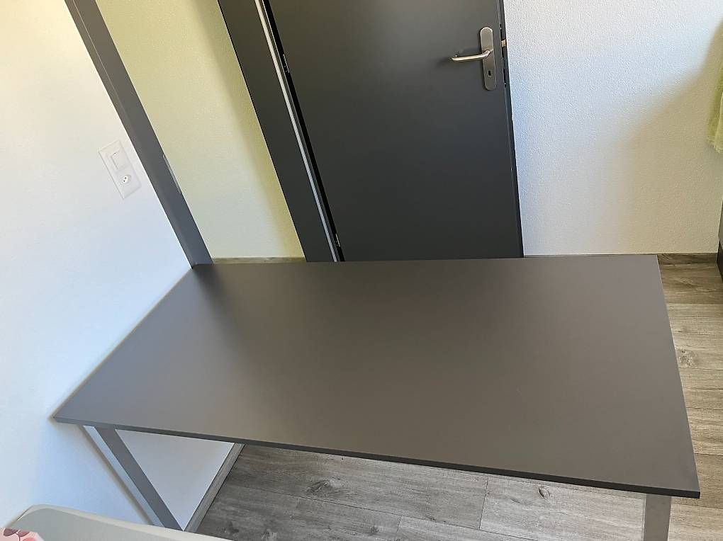 Scrivanie: Table / bureau gris anthracite  138 × 67 cm – Usato da Chézard-St-Martin venduto da mar_mv7g