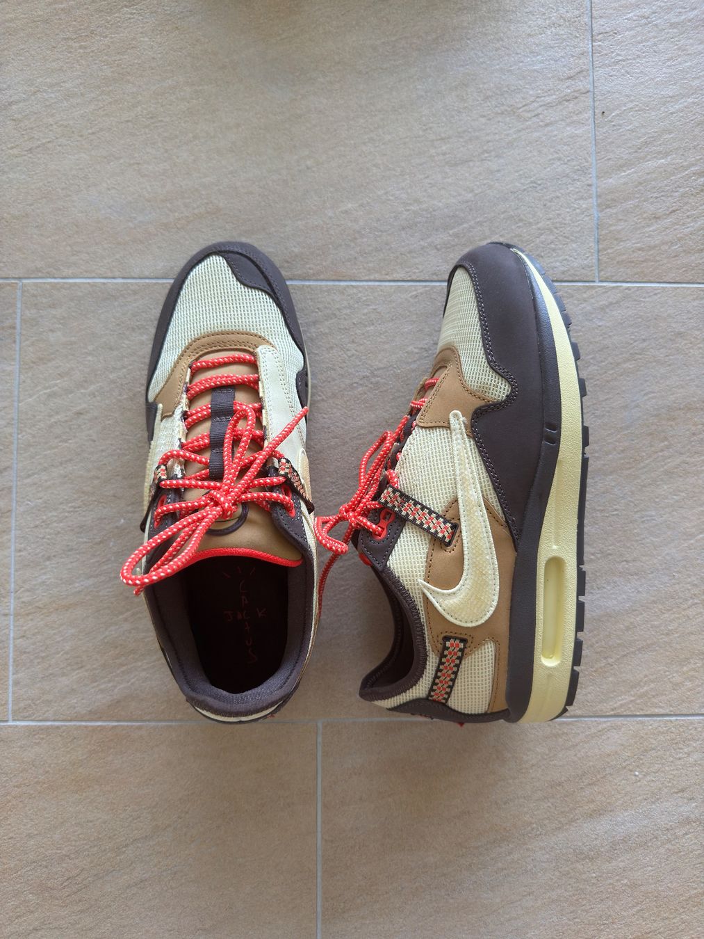 Nike Scarpe da uomo: Air Max 1 Travis Scott 9.5 US – Nuovo (secondo la descrizione) da Châtel-St-Denis venduto da Lou_Hock