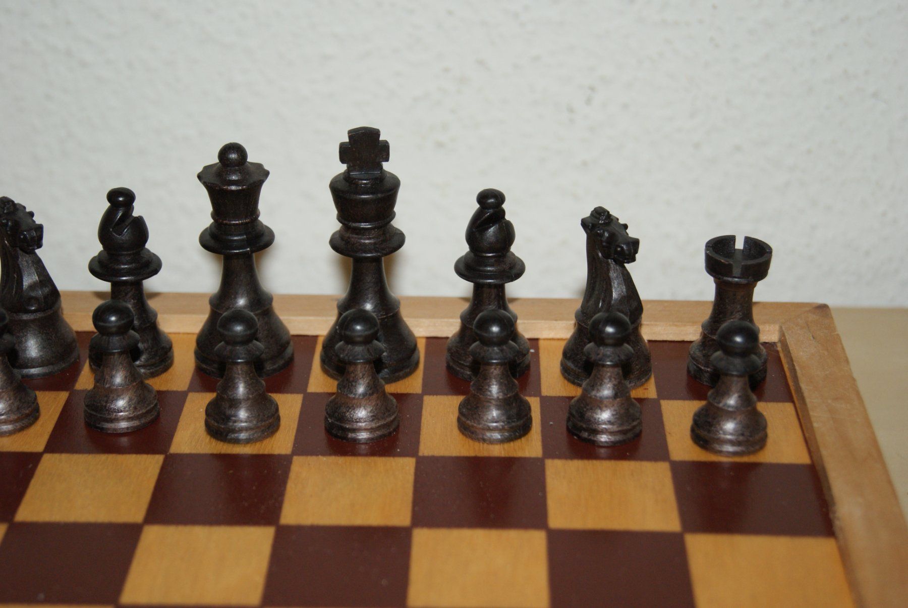 Giochi: Schachbrett-Box aus Holz mit Bakelit? Figuren – Usato da Zürich venduto da Widi1 1