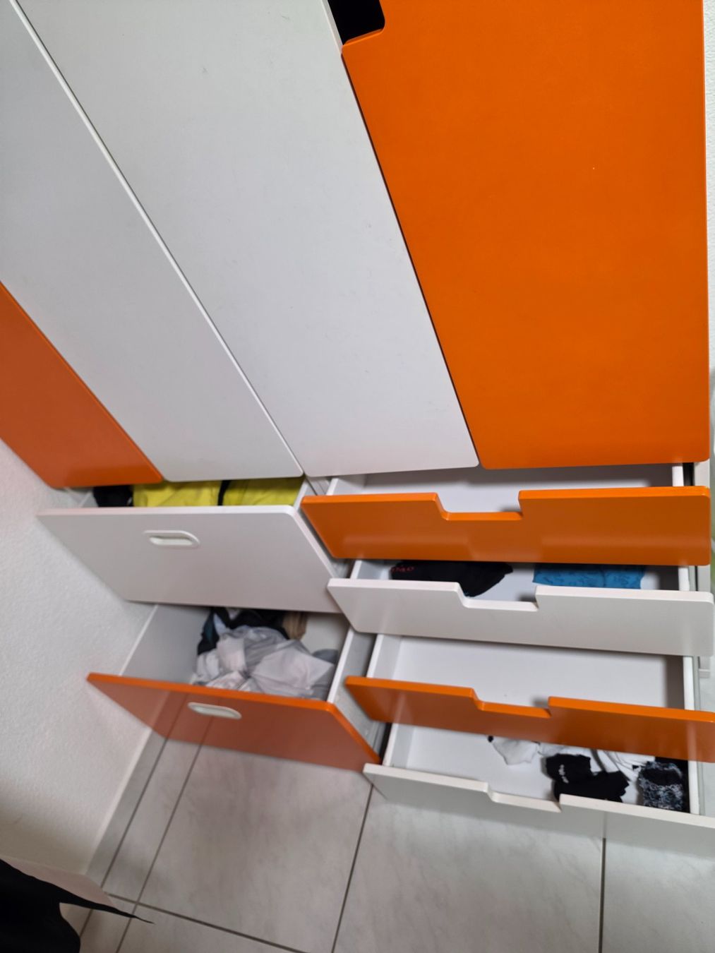 Ikea Armadi: Kleiderschrank orange weiss mit Schubladen – Usato da Zürich venduto da Secondhand_Oerlikon 2
