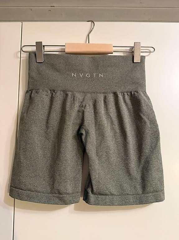 Hosen: GRAUE GYM-SHORTS – Gebraucht aus Niederhelfenschwil von Mileko