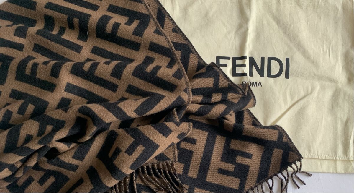 Fendi Foulard & Sciarpe: Écharpe Fendi neuve – Nuovo e nell'imballaggio originale da Gland venduto da TallyEva 6