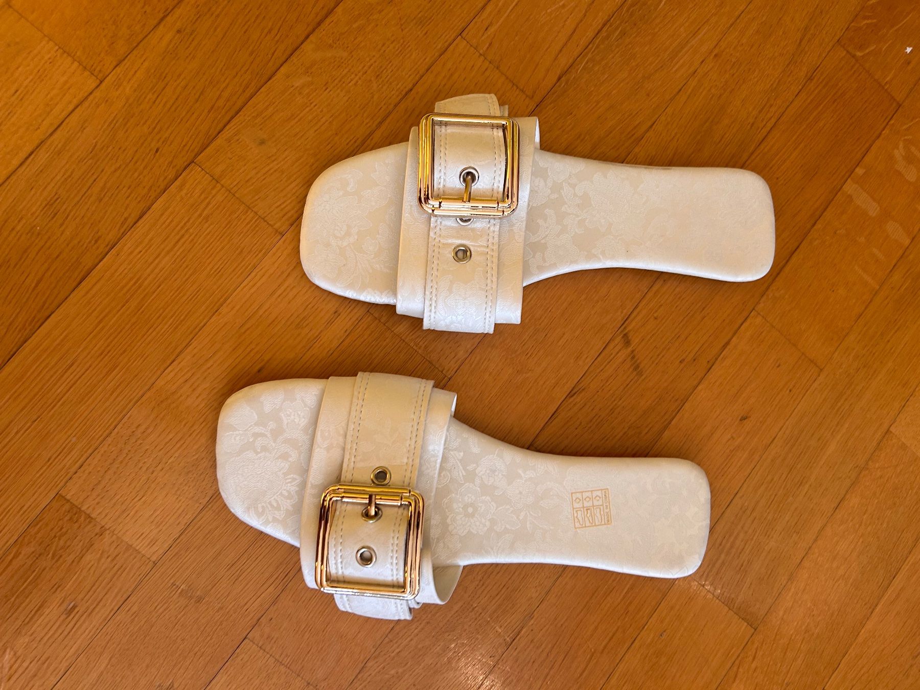Damenschuhe: Mules blanches à boucle dorée, 39 – Gebraucht aus lausanne von Lilos77