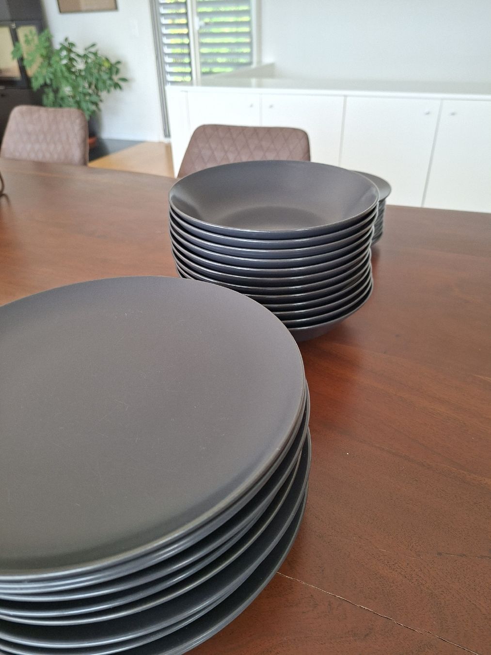Ikea Services de table: Set dunkelgraue Ikea Teller – D'occasion à Meggen par mar_yzb2 1