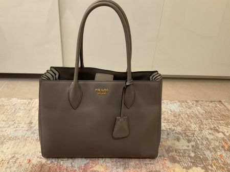 PRADA Tote in Argillagrau/talc.   Modell Bibliothèque