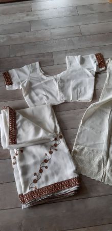 Sari mit Stickereien und Pailletten  -  neu