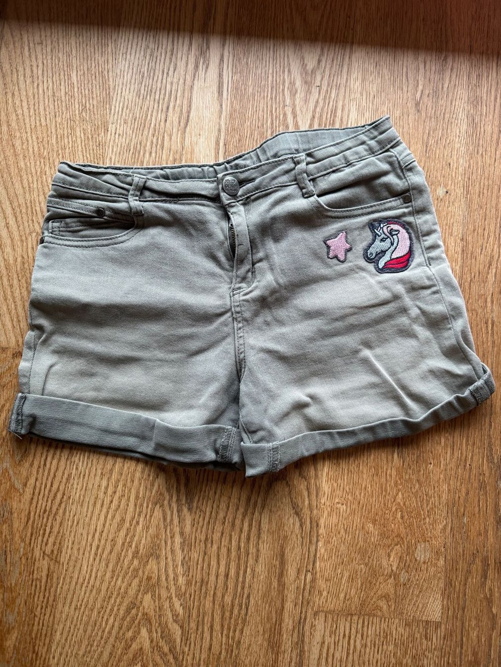 Hosen: Shorts mit Einhornsticker – Gebraucht aus Riedholz von emm_22qn