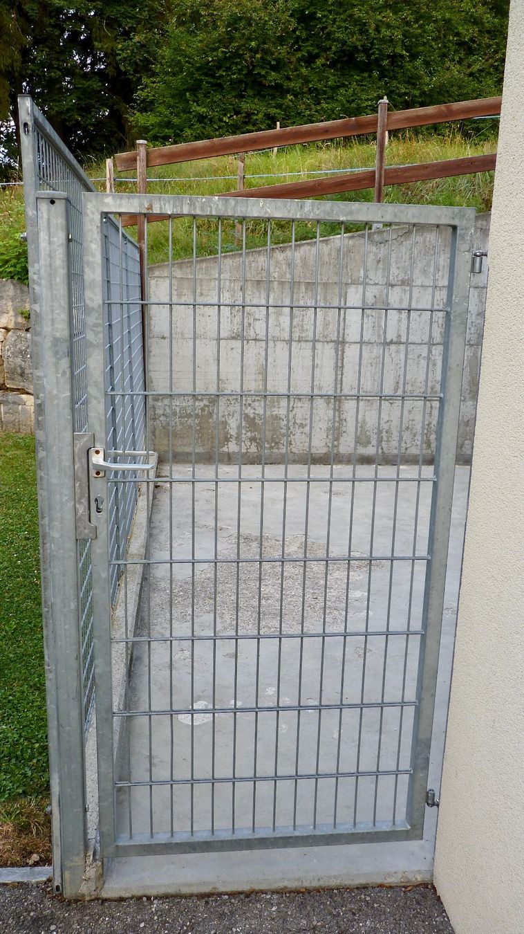Gabbie, trasporto & Sicurezza: Eléments de chenil avec portail /Hundegitter Elemente +Türe – Usato da Sorens venduto da raffiot 2
