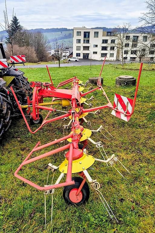 Pöttinger Raccolta foraggio grezzo: Pöttinger Hit 61N - Kreiselheuer – Usato da Küssnacht am Rigi venduto da StadelRigi 2