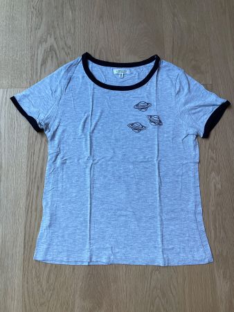 T-Shirt grau mit aufgestickten Planeten