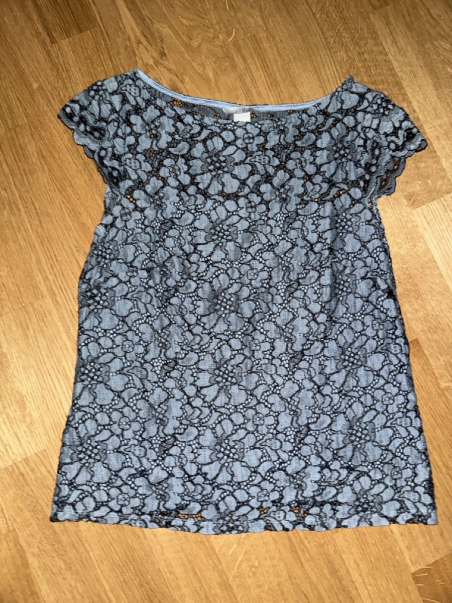 H&M Top: H&M Spitzen-Shirt, hellblau/schwarz,  Gr. S – Usato da Zürich venduto da szityu