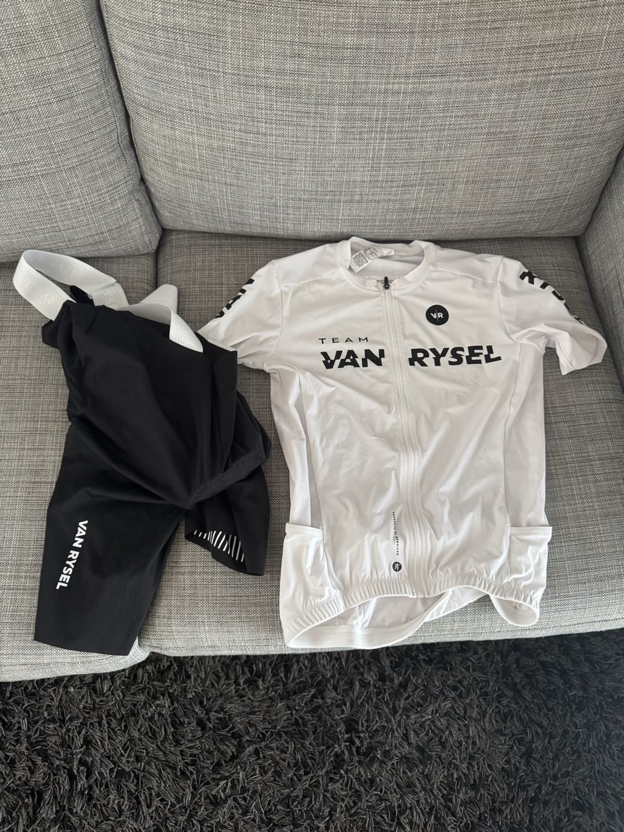 Lotti di vestiti: Cuissard et maillot Van Rysel – Nuovo (secondo la descrizione) da Granges (Veveyse) venduto da arn_j65j