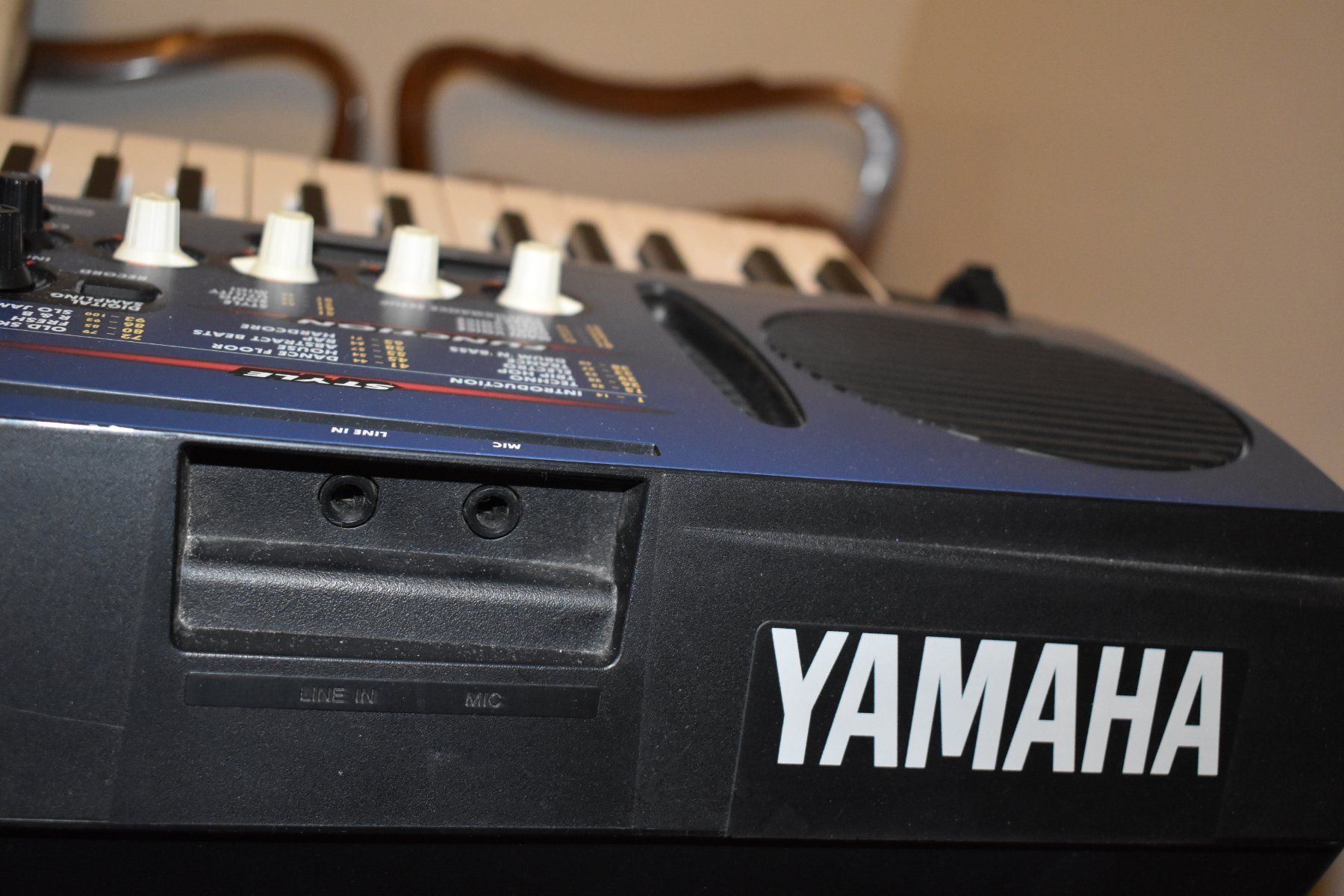 Yamaha Instruments de musique: Synthétiseur Yamaha DJX – D'occasion à Le Locle par skycomputer 5